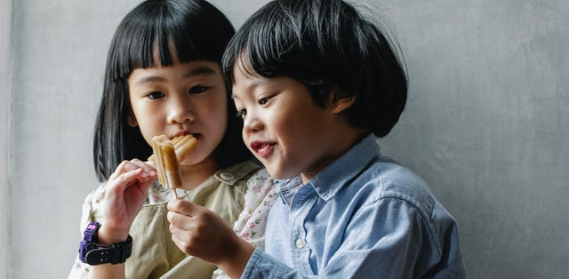 kids eating sugar